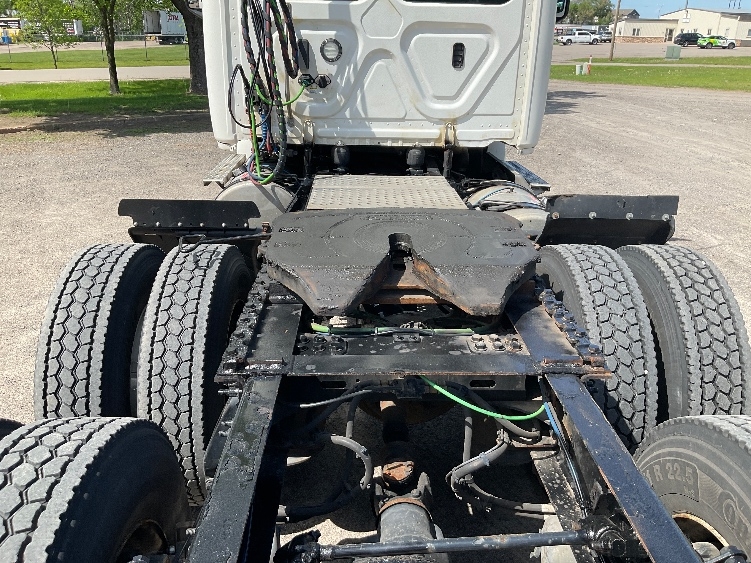 2020 Freightliner Cascadia in Brooklyn Park, MN — photo 6