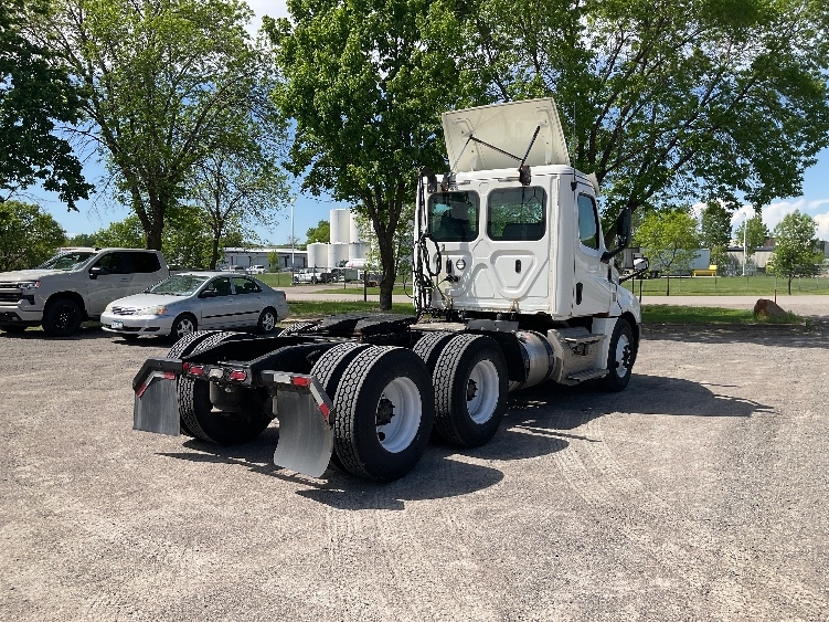 2020 Freightliner Cascadia in Brooklyn Park, MN — photo 7