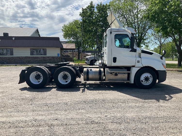 2020 Freightliner Cascadia in Brooklyn Park, MN — photo 8
