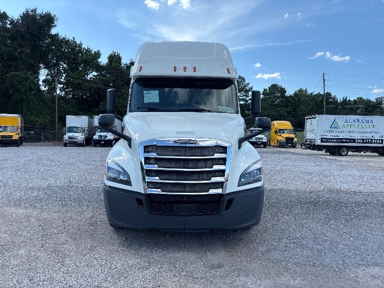 2020 Freightliner Cascadia in Birmingham, AL — photo 2