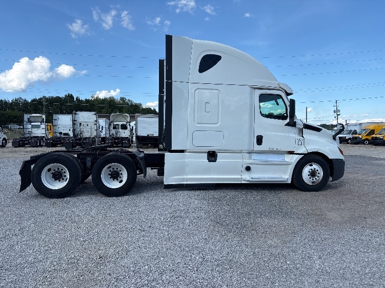 2020 Freightliner Cascadia in Birmingham, AL — photo 8