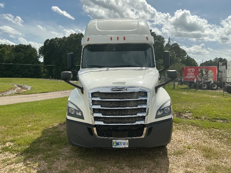 2020 Freightliner Cascadia in Jackson, MS — photo 2