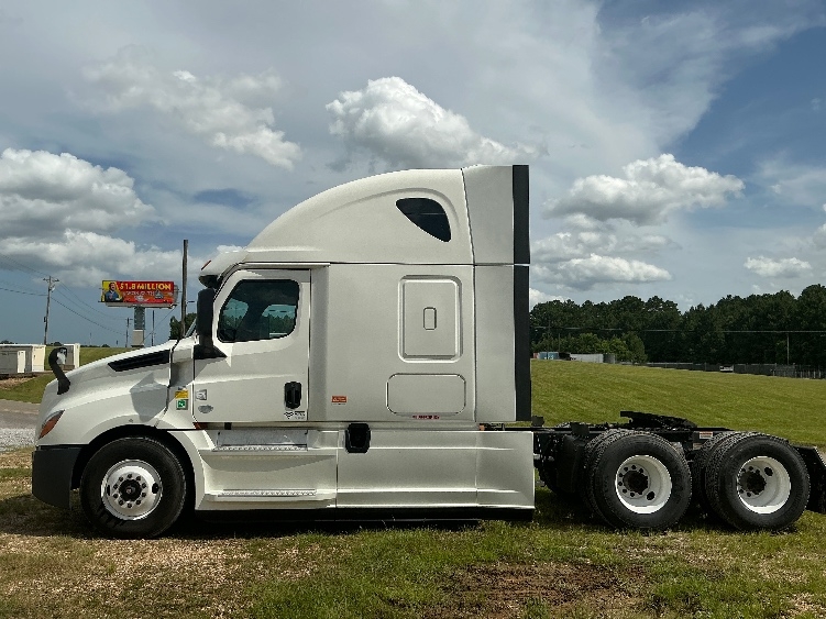 2020 Freightliner Cascadia in Jackson, MS — photo 4