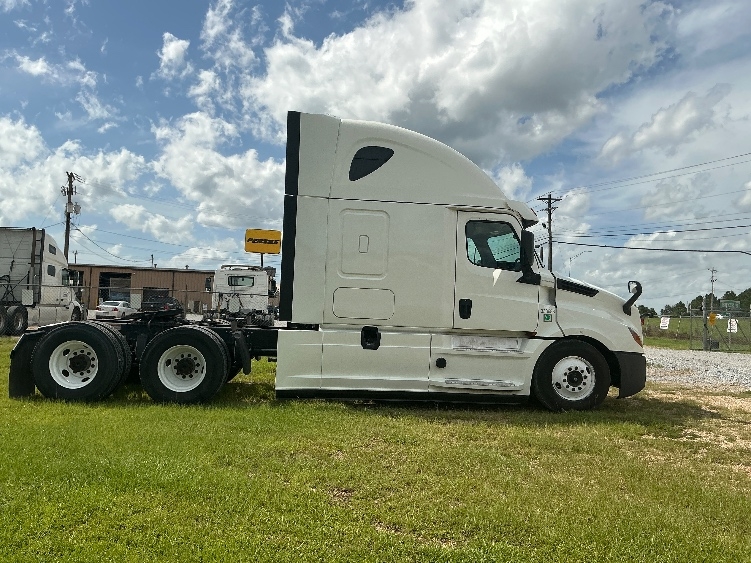 2020 Freightliner Cascadia in Jackson, MS — photo 8
