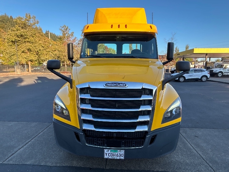 2020 Freightliner Cascadia in Portland, OR — photo 2