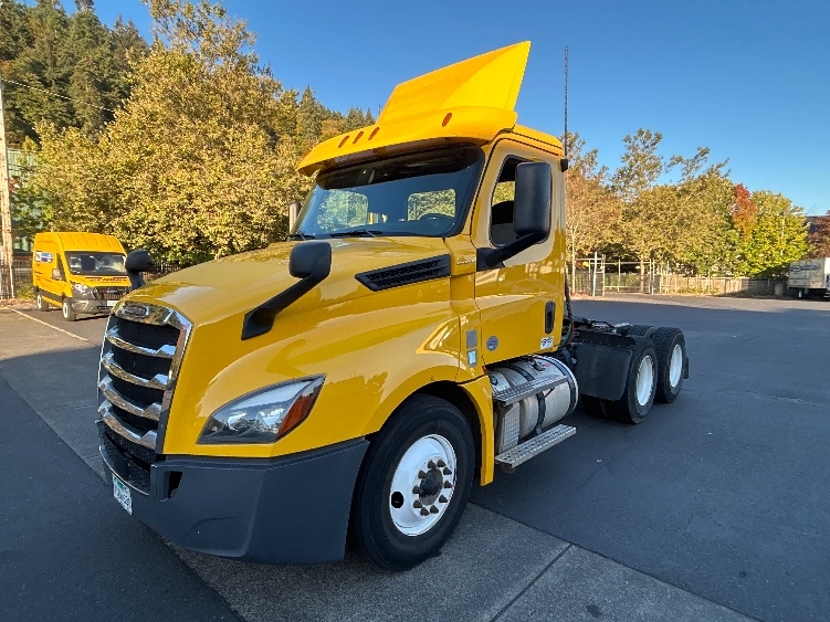 2020 Freightliner Cascadia in Portland, OR — photo 3