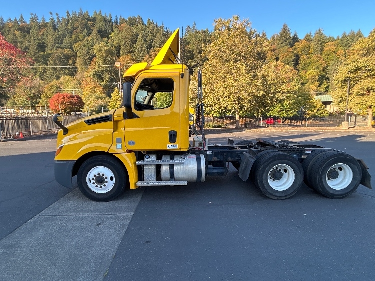 2020 Freightliner Cascadia in Portland, OR — photo 4