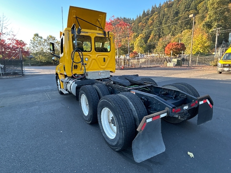 2020 Freightliner Cascadia in Portland, OR — photo 5