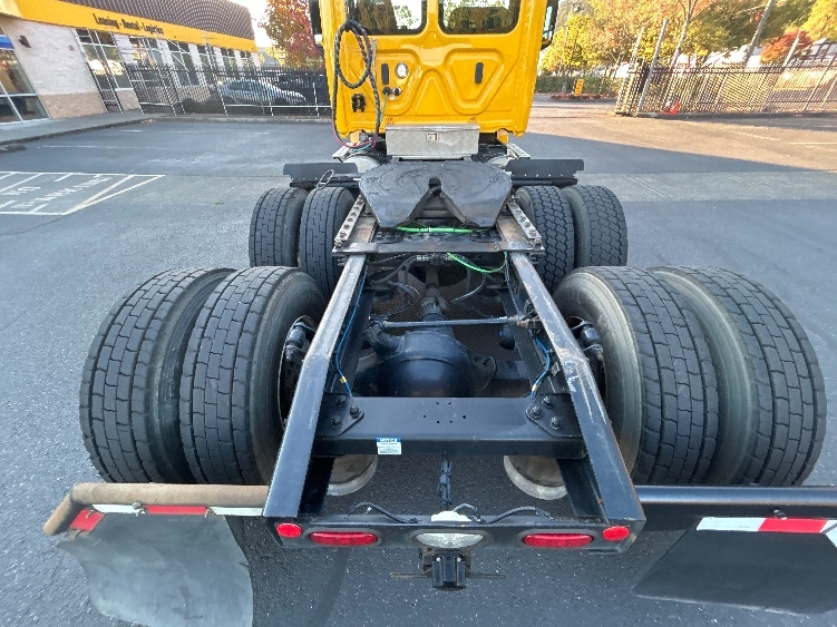 2020 Freightliner Cascadia in Portland, OR — photo 6