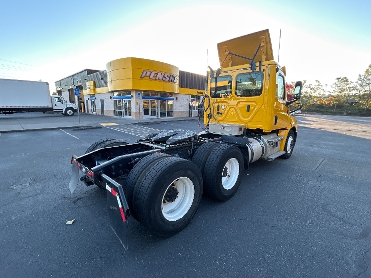 2020 Freightliner Cascadia in Portland, OR — photo 7
