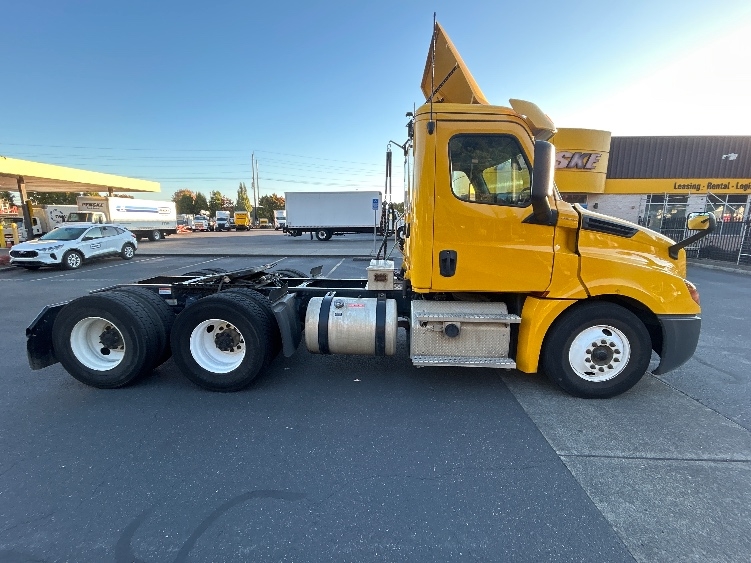 2020 Freightliner Cascadia in Portland, OR — photo 8