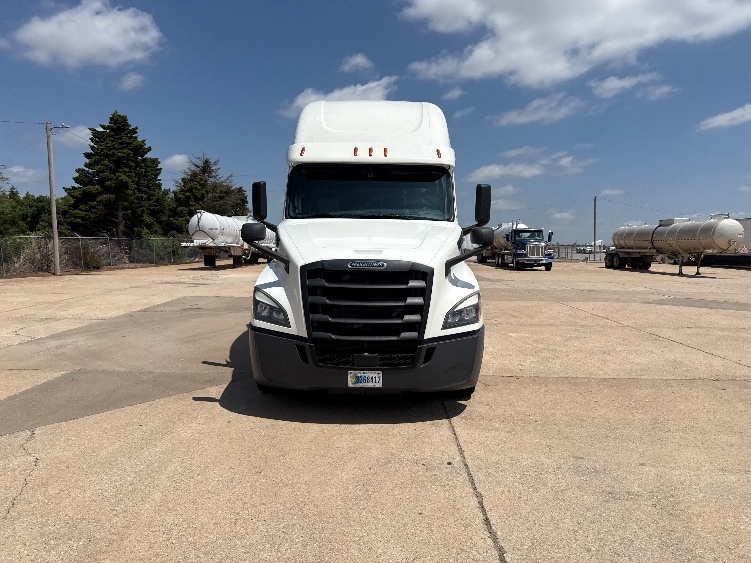 2020 Freightliner Cascadia in Enid, OK — photo 2