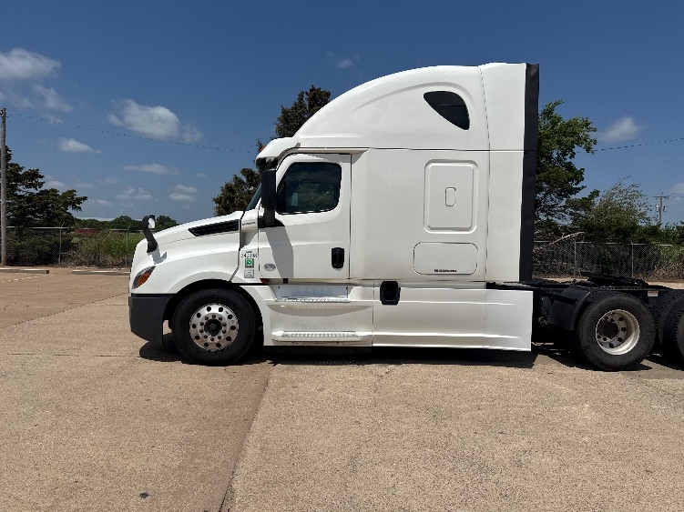 2020 Freightliner Cascadia in Enid, OK — photo 4