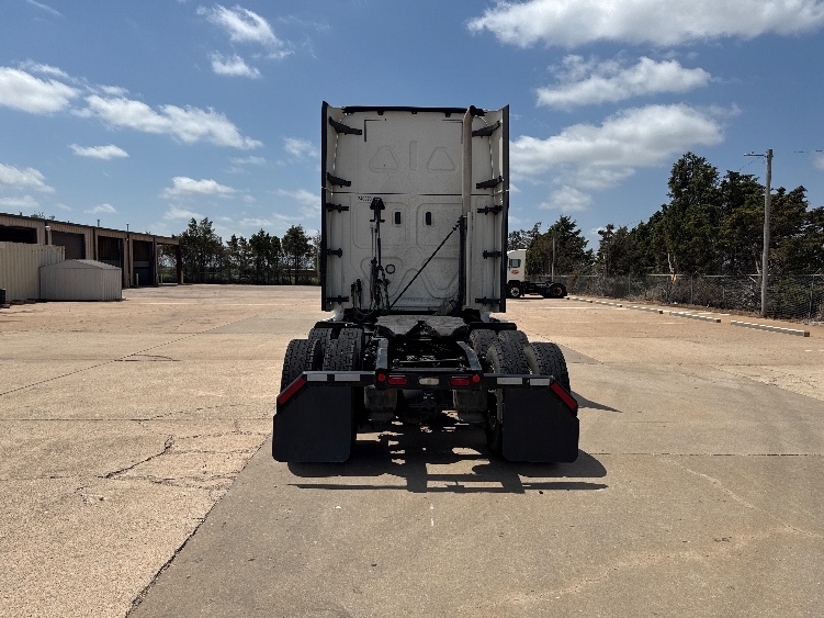 2020 Freightliner Cascadia in Enid, OK — photo 6