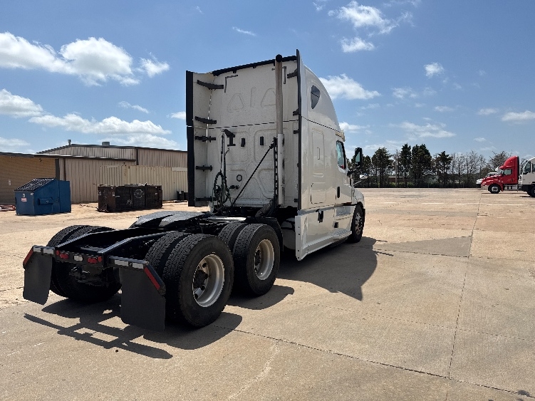 2020 Freightliner Cascadia in Enid, OK — photo 7