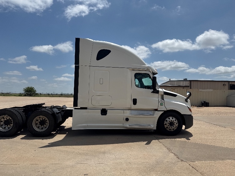 2020 Freightliner Cascadia in Enid, OK — photo 8