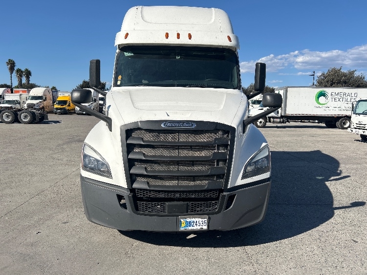 2020 Freightliner Cascadia in Fontana, CA — photo 2