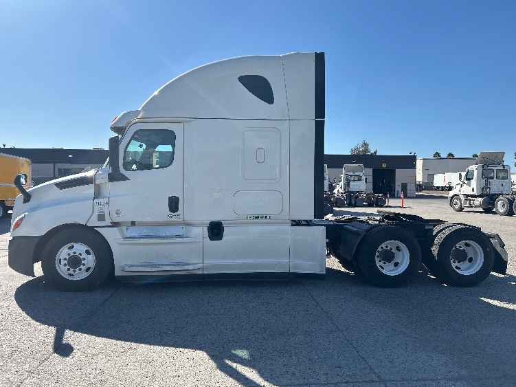 2020 Freightliner Cascadia in Fontana, CA — photo 4