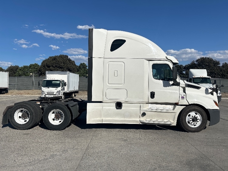2020 Freightliner Cascadia in Fontana, CA — photo 8