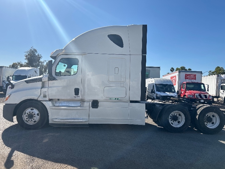 2020 Freightliner Cascadia in Fontana, CA — photo 4