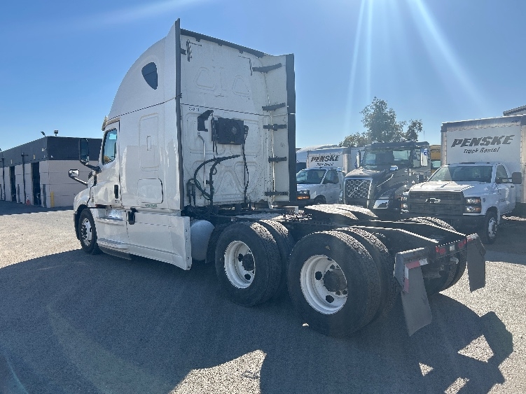 2020 Freightliner Cascadia in Fontana, CA — photo 5