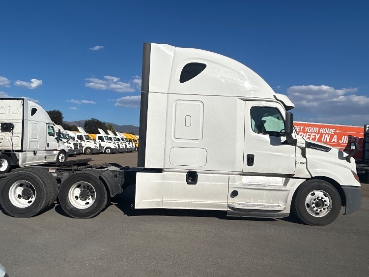2020 Freightliner Cascadia in Fontana, CA — photo 8
