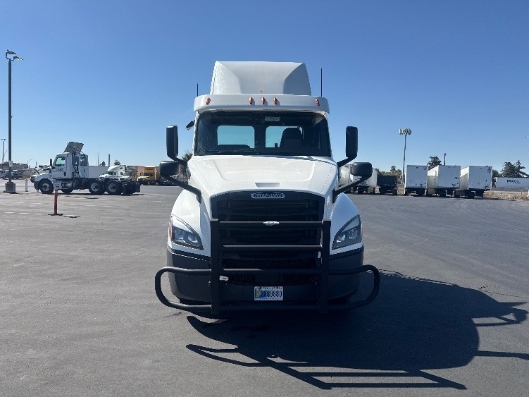 2020 Freightliner Cascadia in West Sacramento, CA — photo 2