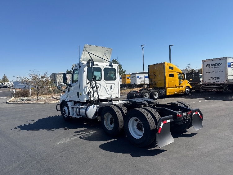 2020 Freightliner Cascadia in West Sacramento, CA — photo 5