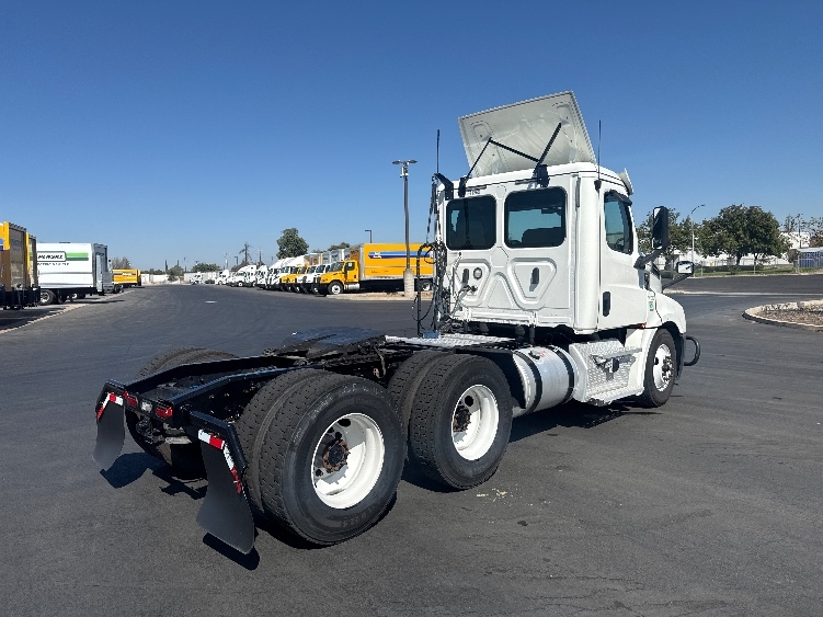 2020 Freightliner Cascadia in West Sacramento, CA — photo 7