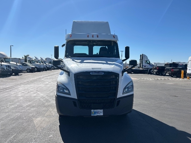 2020 Freightliner Cascadia in West Sacramento, CA — photo 2