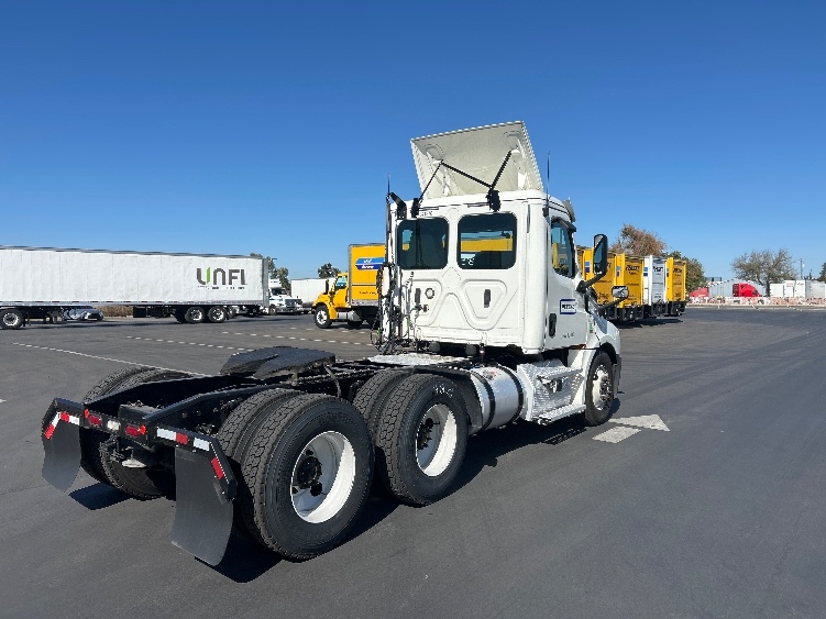 2020 Freightliner Cascadia in West Sacramento, CA — photo 7