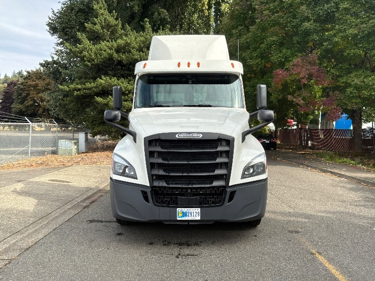 2020 Freightliner Cascadia in Tukwila, WA — photo 2