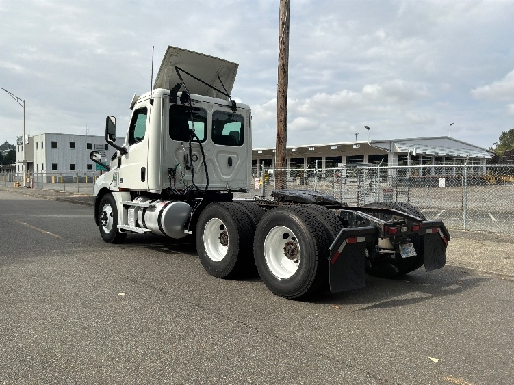 2020 Freightliner Cascadia in Tukwila, WA — photo 5