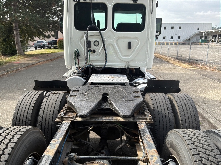 2020 Freightliner Cascadia in Tukwila, WA — photo 6