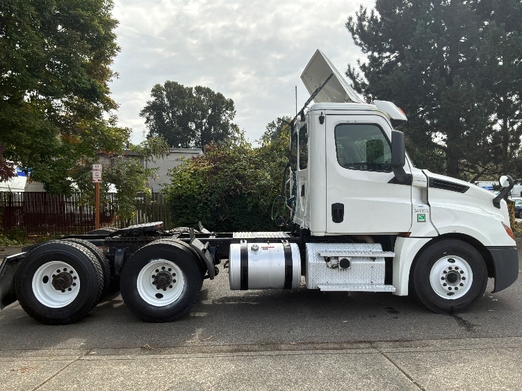 2020 Freightliner Cascadia in Tukwila, WA — photo 8