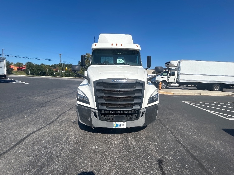 2020 Freightliner Cascadia in Eden, MD — photo 2