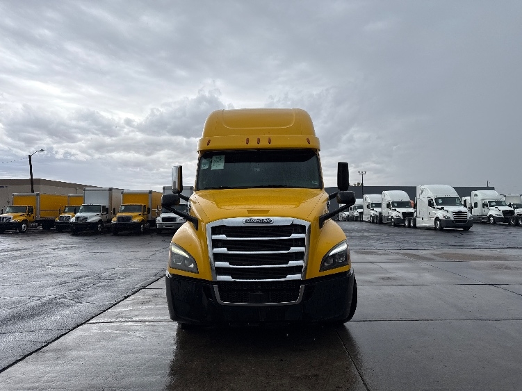 2020 Freightliner Cascadia in Phoenix, AZ — photo 2