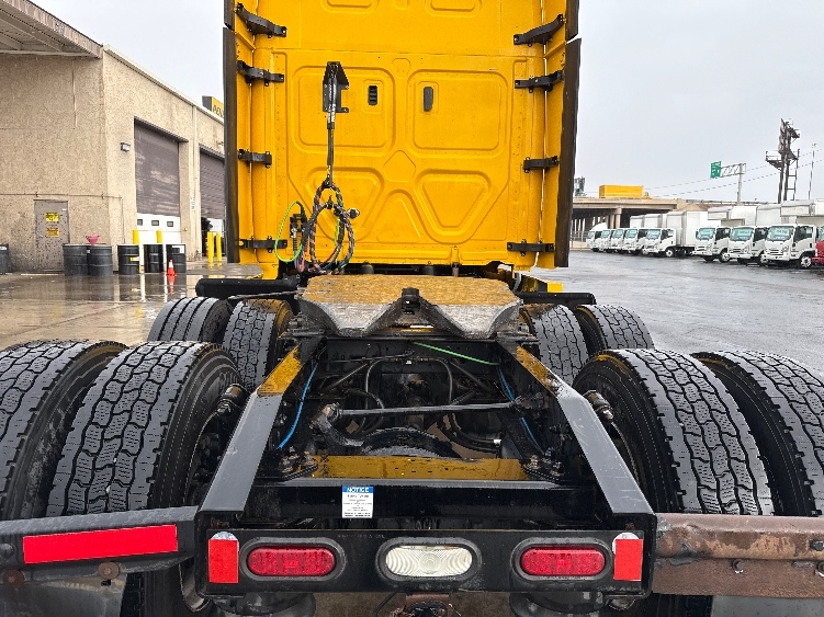 2020 Freightliner Cascadia in Phoenix, AZ — photo 6