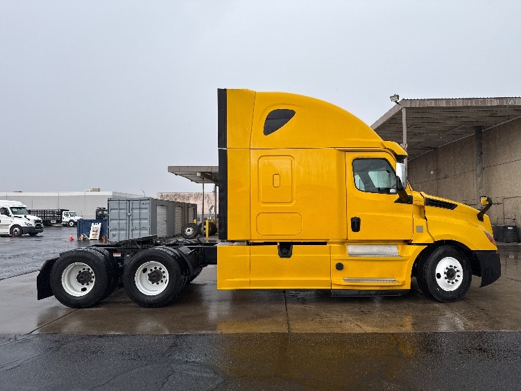 2020 Freightliner Cascadia in Phoenix, AZ — photo 8