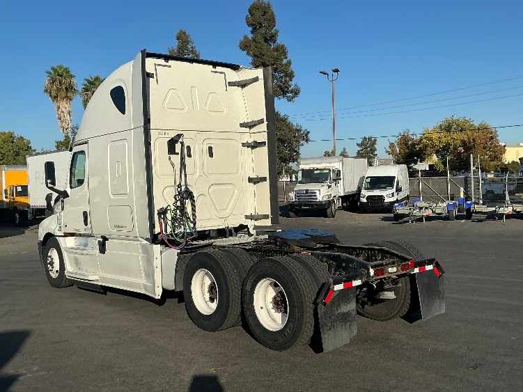 2020 Freightliner Cascadia in West Sacramento, CA — photo 5