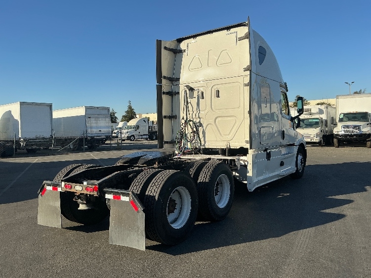 2020 Freightliner Cascadia in West Sacramento, CA — photo 7