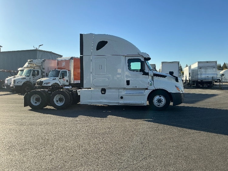 2020 Freightliner Cascadia in West Sacramento, CA — photo 8