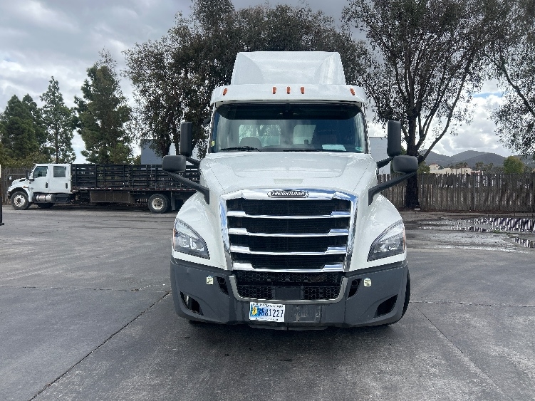 2020 Freightliner Cascadia in Fontana, CA — photo 2