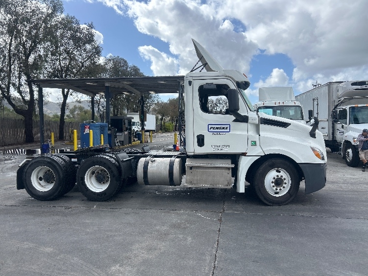 2020 Freightliner Cascadia in Fontana, CA — photo 4