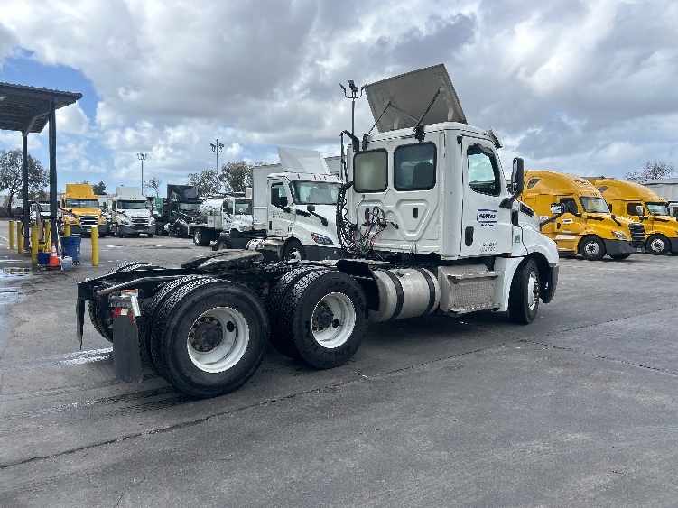 2020 Freightliner Cascadia in Fontana, CA — photo 5