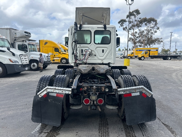 2020 Freightliner Cascadia in Fontana, CA — photo 6