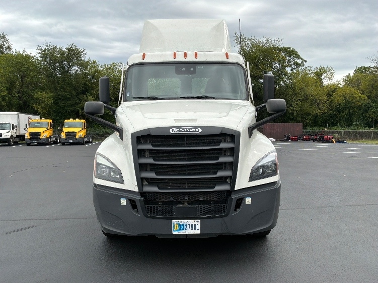 2021 Freightliner Cascadia in Pennsauken, NJ — photo 2