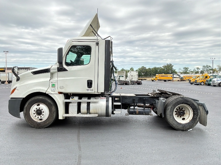 2021 Freightliner Cascadia in Pennsauken, NJ — photo 4
