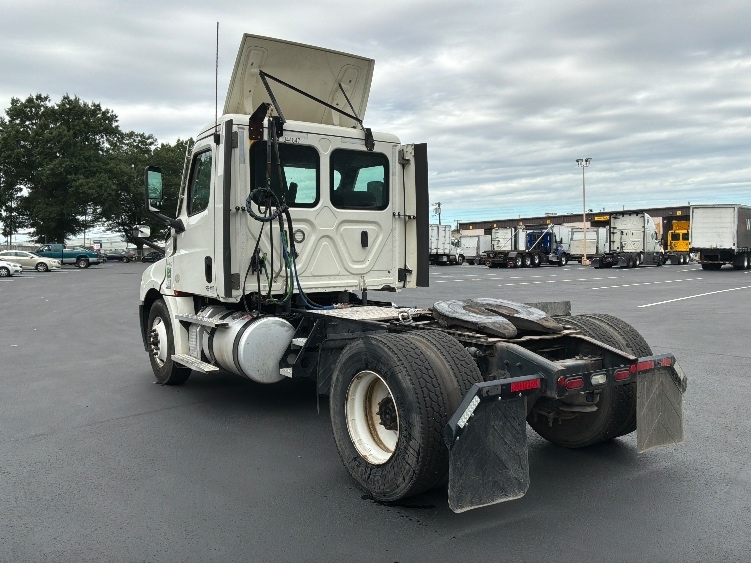 2021 Freightliner Cascadia in Pennsauken, NJ — photo 5