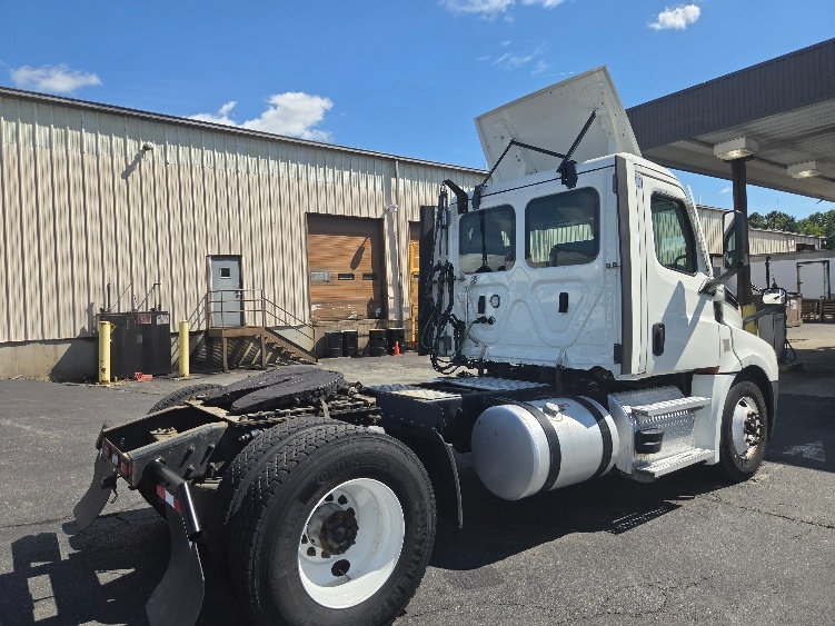 2021 Freightliner Cascadia in Springfield, MA — photo 7